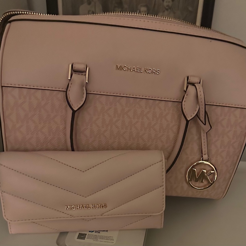 Michael Kohrs bag and wallet